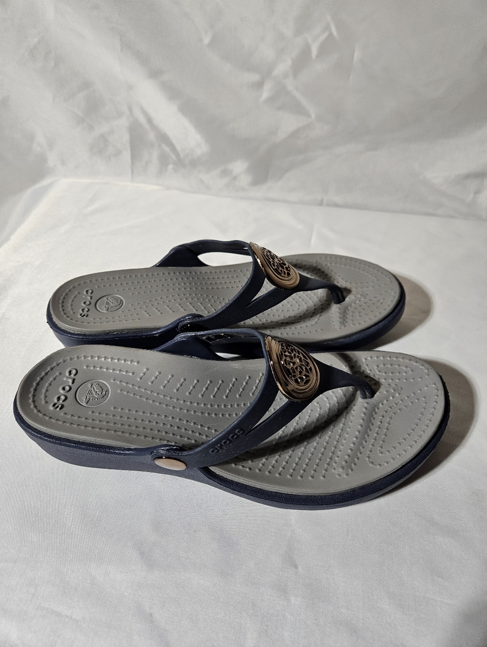 Crocs Womens Sanrah Circle Gold Medallion Thong Flip Flop Sandals. Navy Size 6 - Picture 2 of 6